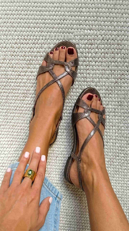 Sandalias slingback efecto serpiente bajas Bronce en punta abierta