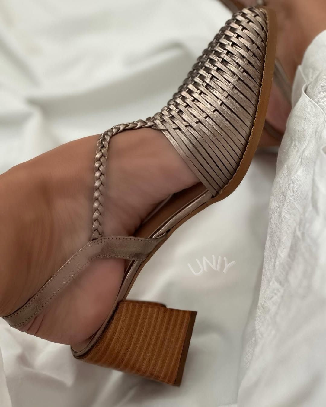 Tacones de bloque trenzados metalizados Champagne en punta con correas