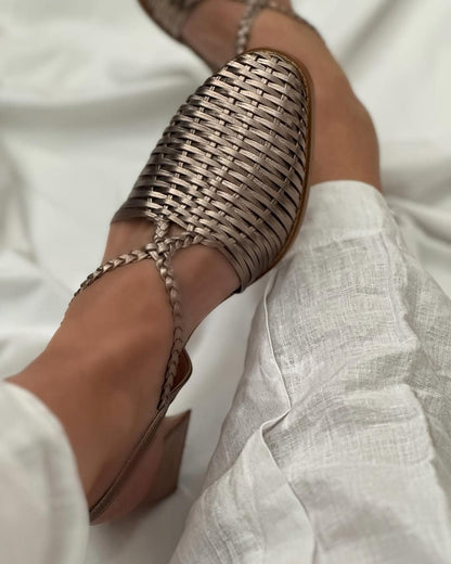 Tacones de bloque trenzados metalizados Champagne en punta con correas