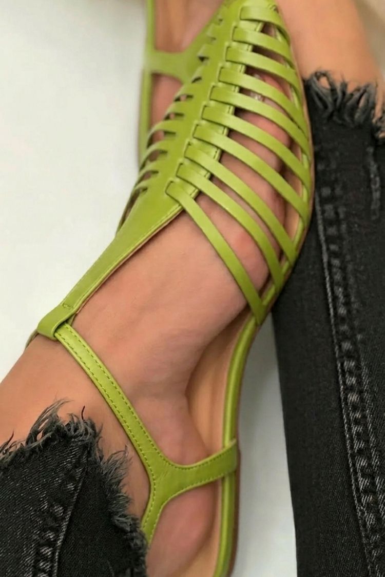 Sandalias cut-out esenciales casual Negro en punta con correa en T