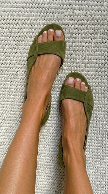 Sandalias slingback ante casual bajas en punta abierta