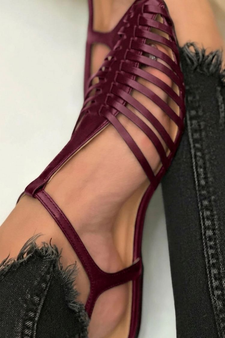 Sandalias cut-out esenciales casual Negro en punta con correa en T