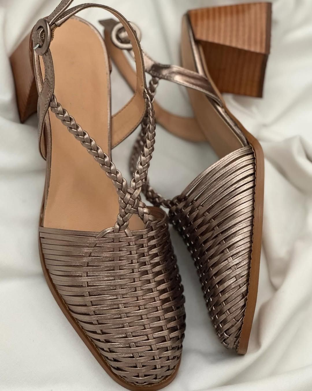 Tacones de bloque trenzados metalizados Champagne en punta con correas
