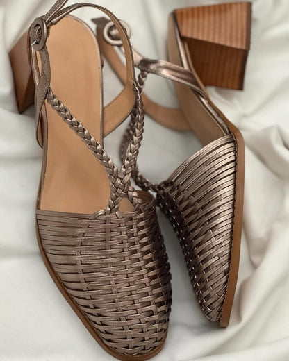 Tacones de bloque trenzados metalizados Champagne en punta con correas