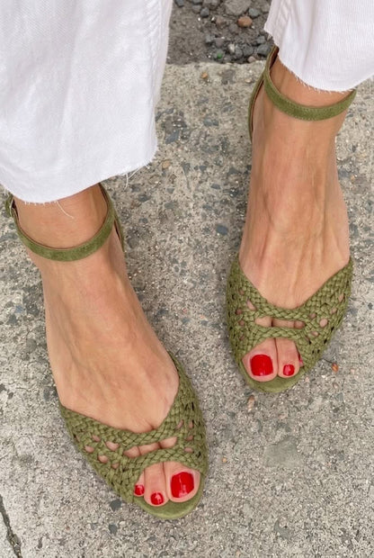 Sandalias cut-out trenzadas elegantes bajas en punta abierta con correa al tobillo