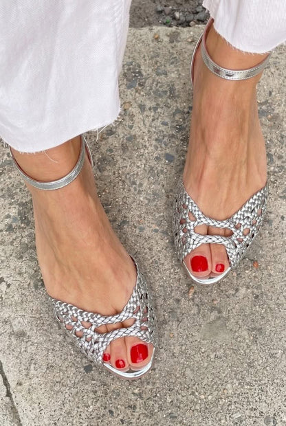 Sandalias cut-out trenzadas elegantes bajas en punta abierta con correa al tobillo