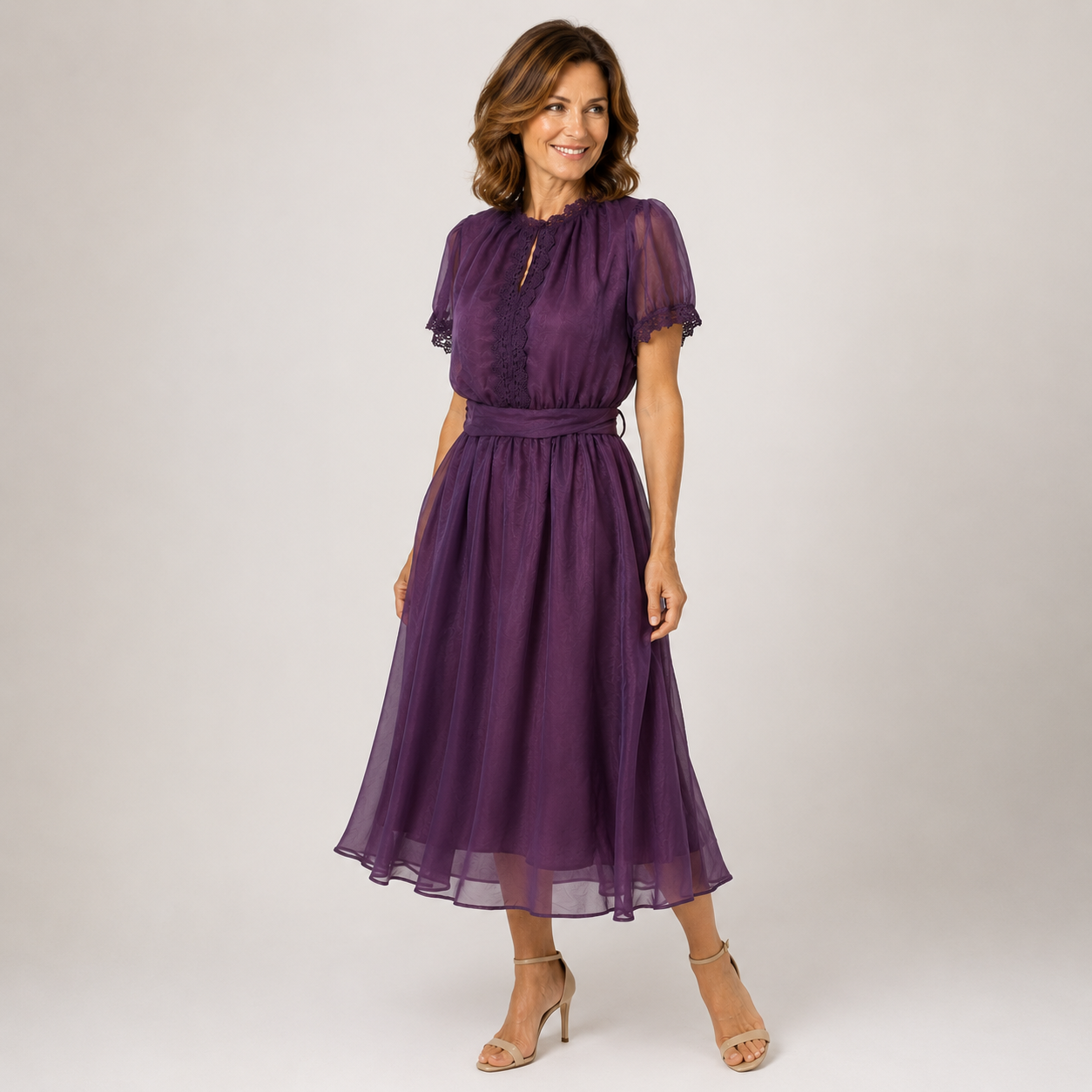Flavia | Vestido maxi con escote de lágrima y detalles de encaje en gasa