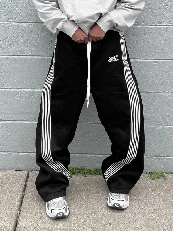 Pantalón Track Nova Drip – Jogger Wide Leg con Rayas Laterales