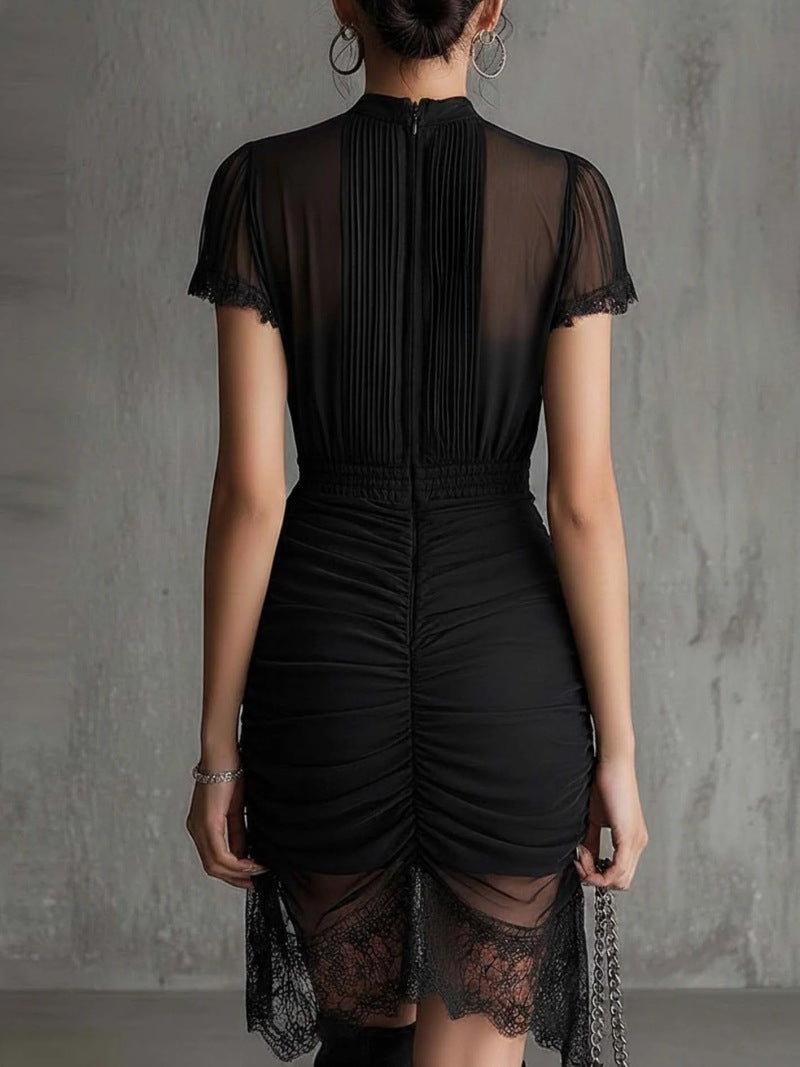Mini vestido negro en chiffon con cintura plisada y borde de encaje