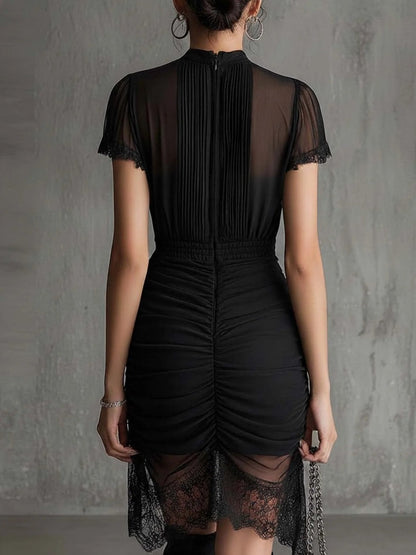 Mini vestido negro en chiffon con cintura plisada y borde de encaje