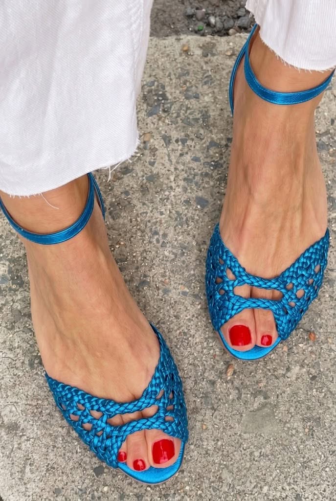 Sandalias cut-out trenzadas elegantes bajas en punta abierta con correa al tobillo