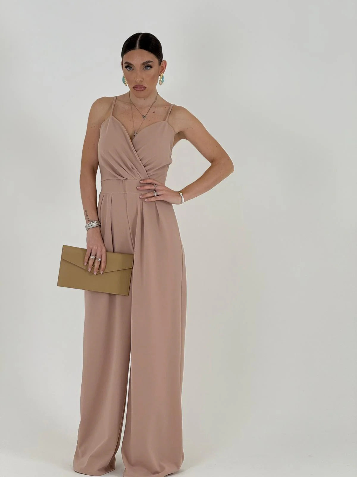 Mono Elegante Nova Drip – Corte Fluido, Escote Cruzado y Ajuste Premium (Beige/Nude)