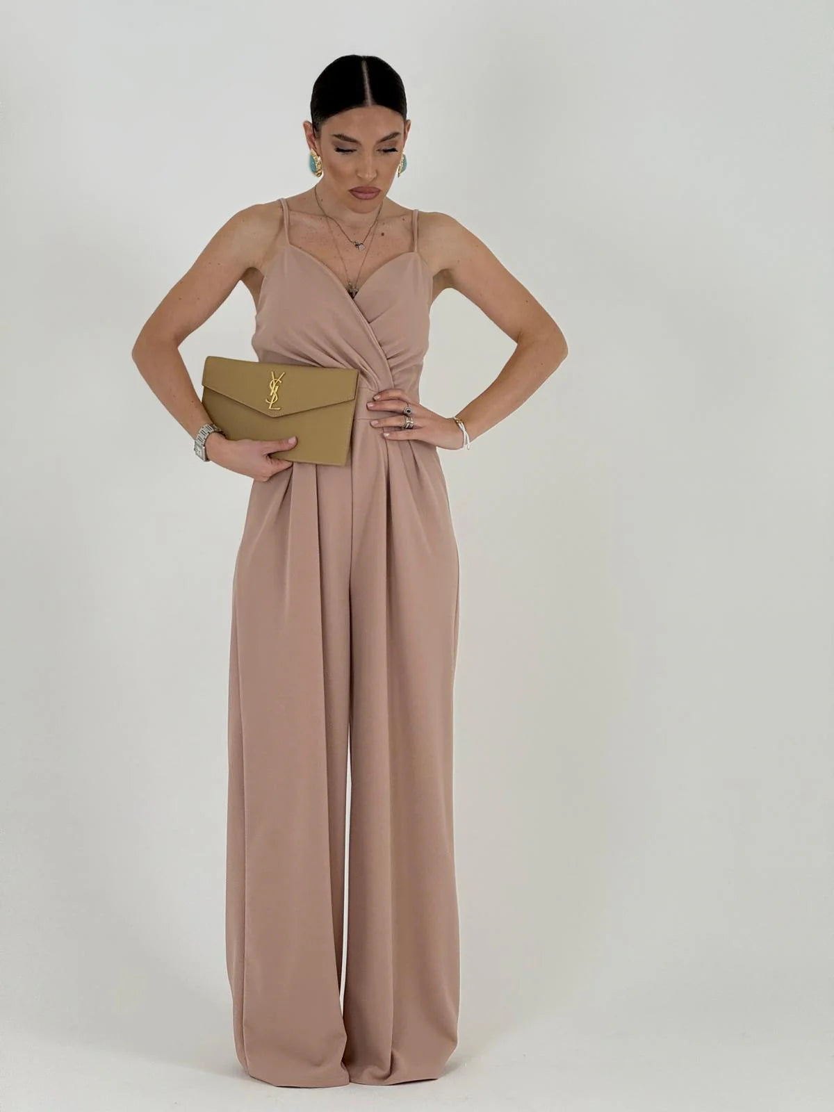 Mono Elegante Nova Drip – Corte Fluido, Escote Cruzado y Ajuste Premium (Beige/Nude)