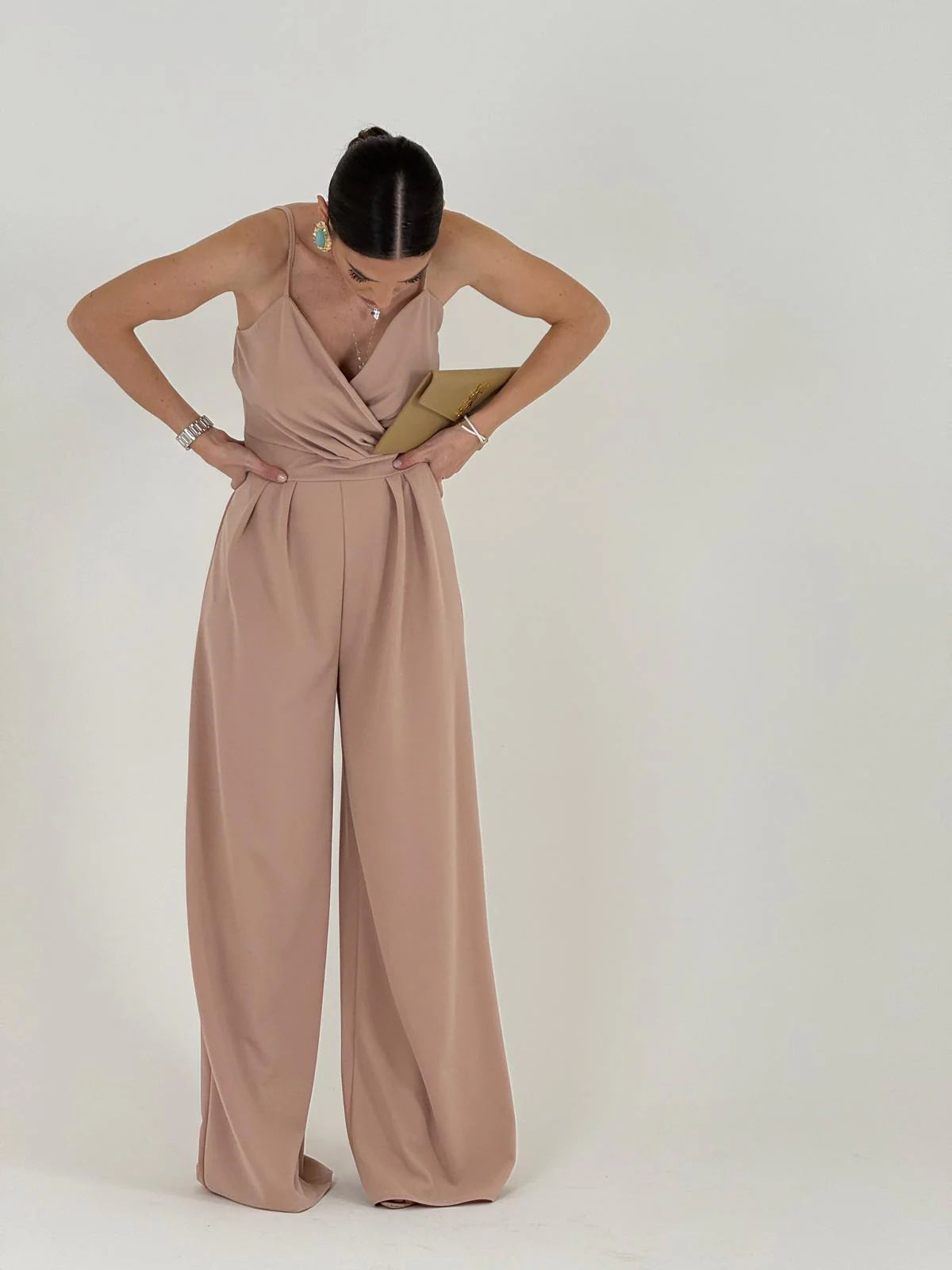 Mono Elegante Nova Drip – Corte Fluido, Escote Cruzado y Ajuste Premium (Beige/Nude)